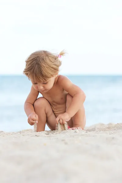 Bambina sulla riva del mare — Foto Stock