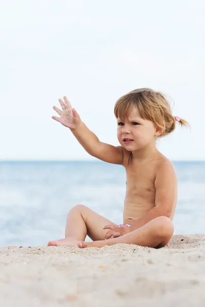 Dziewczynka na brzegu morza — Zdjęcie stockowe