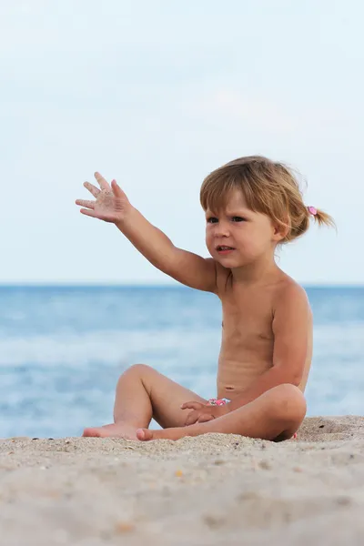 Dziewczynka na brzegu morza — Zdjęcie stockowe