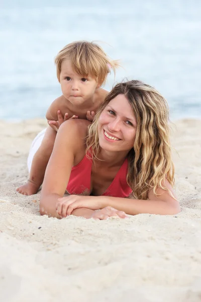 Annesi deniz kıyısında küçük bir kızla — Stok fotoğraf