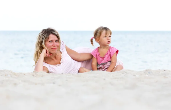彼女の母親と海の岸に小さな女の子 — ストック写真
