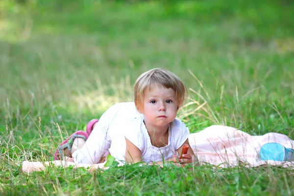 Una bella bambina sulla natura — Foto Stock