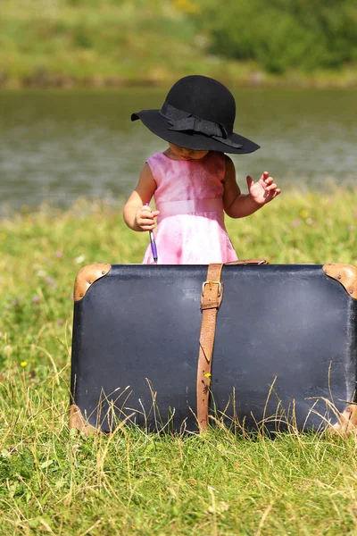 Fiatal lány, egy bőrönd — Stock Fotó