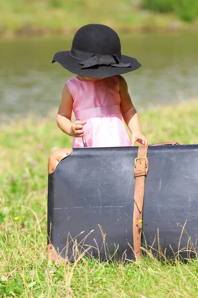Ung flicka med en resväska — Stockfoto