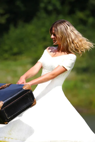 Ung kvinna med resväska — Stockfoto