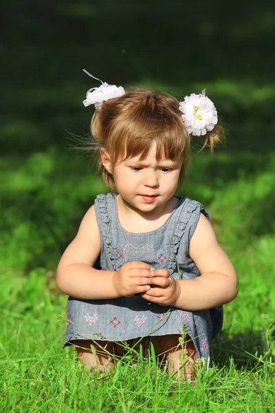 A beautiful little girl in nature — Stock Photo, Image