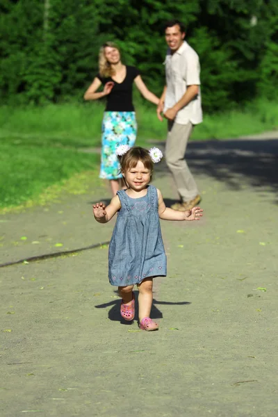 Eine Familie mit einer kleinen Tochter in der Natur — Stockfoto