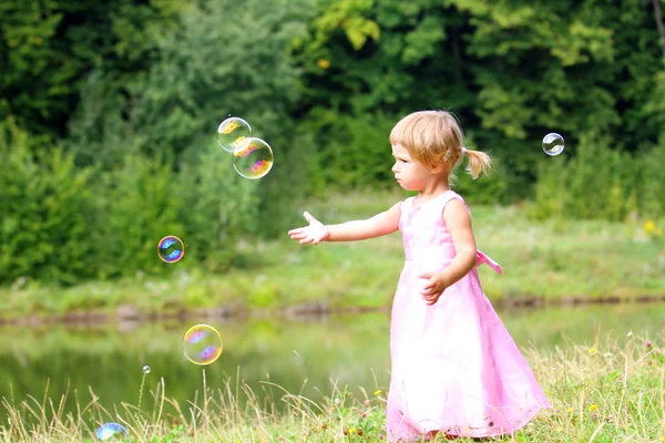 Kislány buborékokkal — Stock Fotó