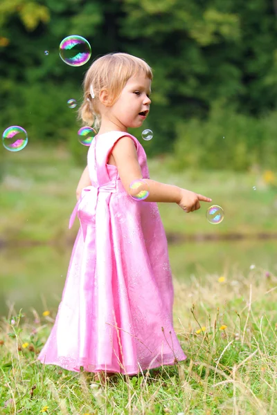 Mała dziewczynka z bąbelkami — Zdjęcie stockowe