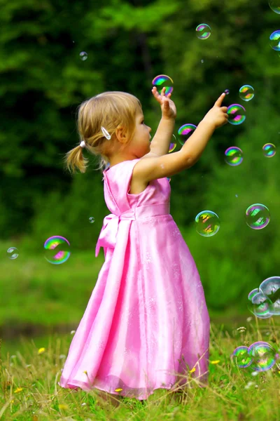 Baloncuklu küçük kız — Stok fotoğraf
