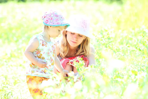 Anya és lánya játszani a mező — Stock Fotó