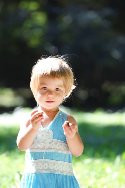 Een mooi klein meisje over de aard — Stockfoto