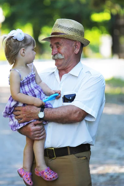 Dziadek i wnuczka — Zdjęcie stockowe