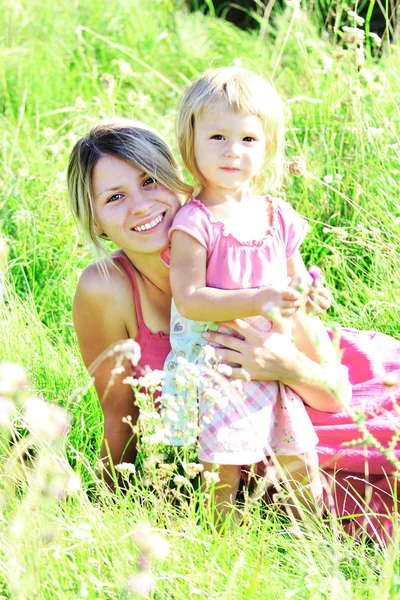 Moeder met een kind op het veld — Stockfoto