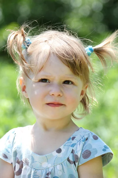 Een mooi klein meisje in de natuur — Stockfoto