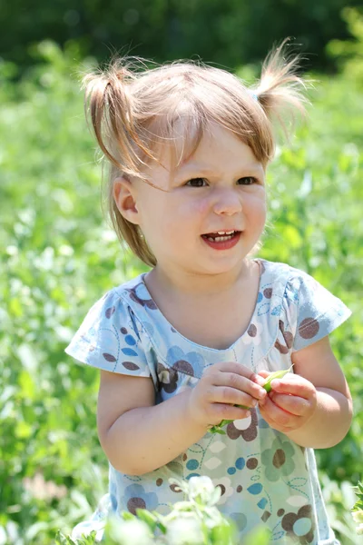 Una bella bambina nella natura — Foto Stock