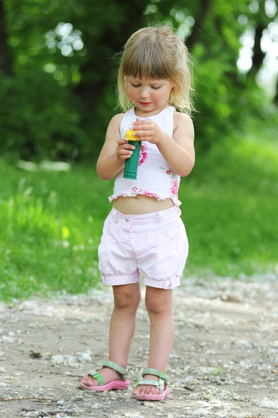Een mooi klein meisje over de aard — Stockfoto
