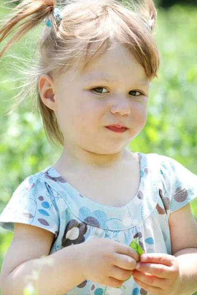 Doğanın güzel ve küçük bir kız — Stok fotoğraf