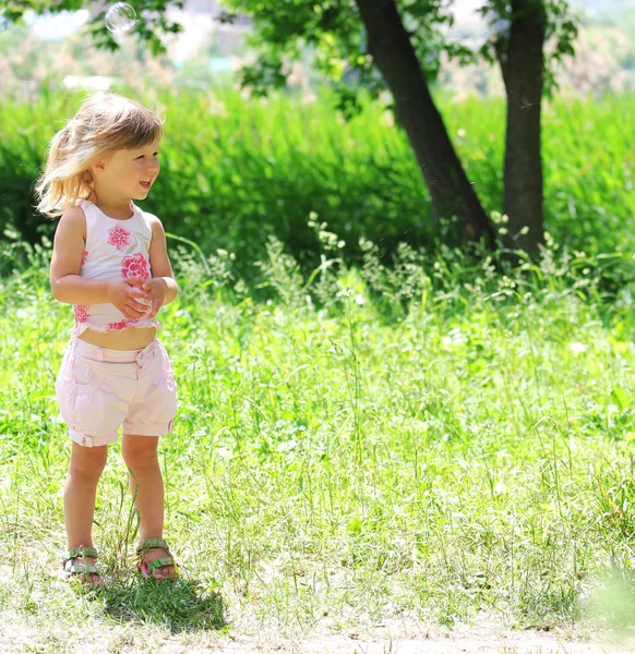 Ein schönes kleines Mädchen in der Natur — Stockfoto