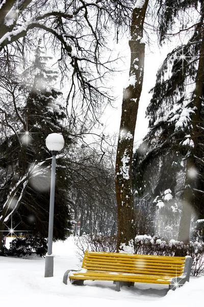 Lavička ve sněhu — Stock fotografie