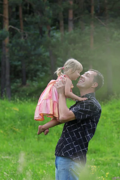 Молодой отец с дочерью на природе — стоковое фото