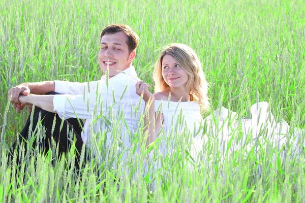 Newlyweds in a field of wheat — Stock Photo, Image
