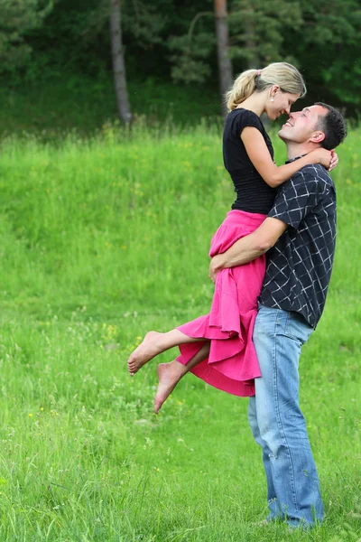 Um jovem casal apaixonado no campo — Fotografia de Stock