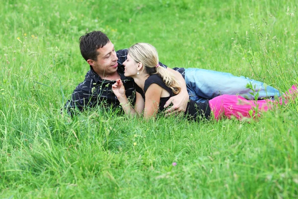 A young couple in love outdoors — Stock Photo, Image