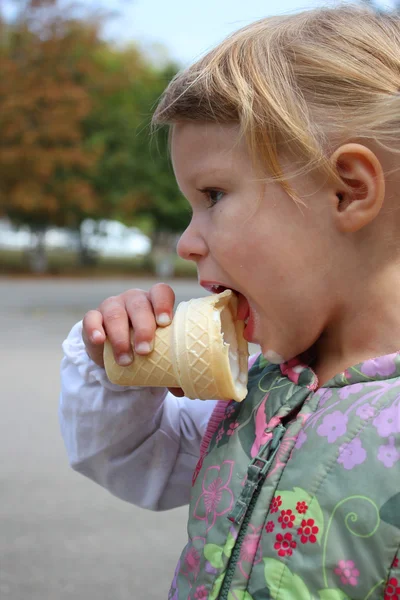 Barn med glass — Stockfoto