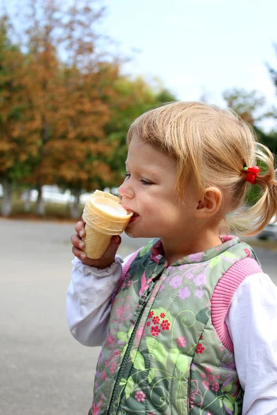 アイスクリームのある子供 — ストック写真