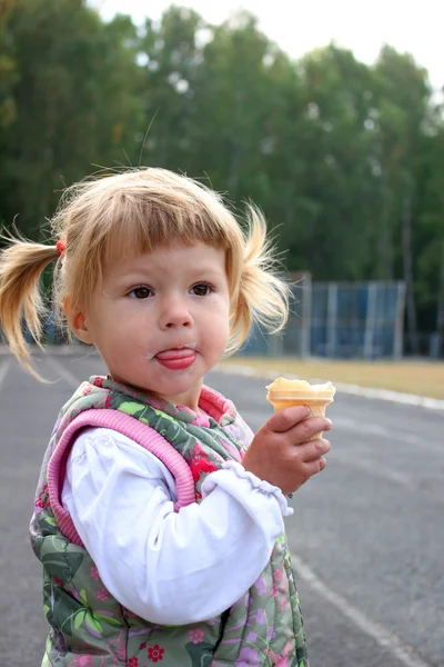 Gyerek fagylalttal — Stock Fotó