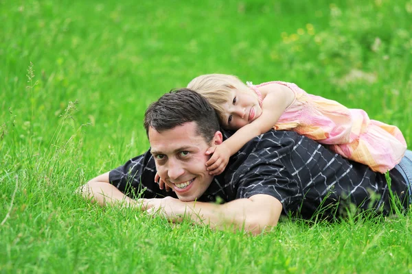 Menina bonita com seu pai na natureza — Fotografia de Stock