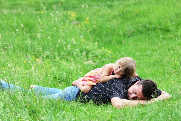 Schönes kleines Mädchen mit ihrem Vater in der Natur — Stockfoto