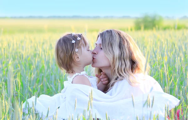 Ung mamma och hennes lilla dotter på natur — Stockfoto