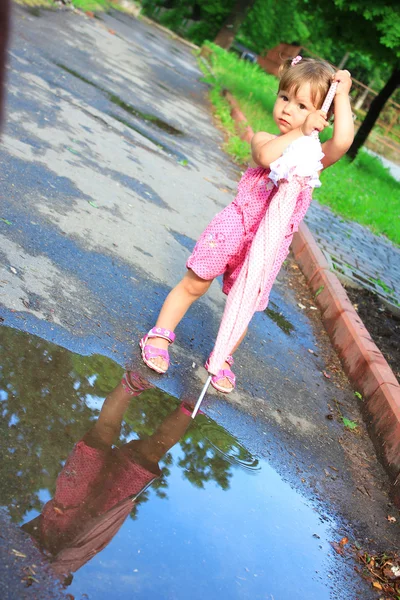 En vacker liten flicka med paraply — Stockfoto