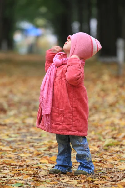 En vacker liten flicka i naturen — Stockfoto