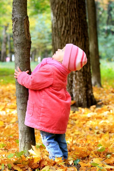 En vacker liten flicka i naturen — Stockfoto