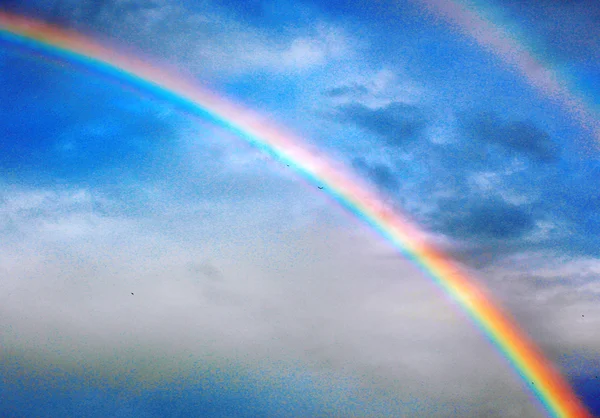Um lindo arco-íris — Fotografia de Stock