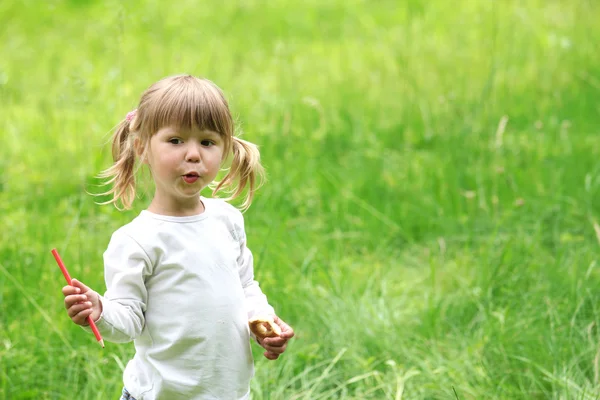 A beautiful little girl with drawing pencils on the nature — Stock Photo, Image