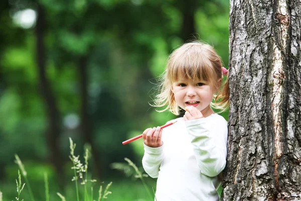 Seorang gadis kecil yang cantik dengan menggambar pensil pada alam — Stok Foto