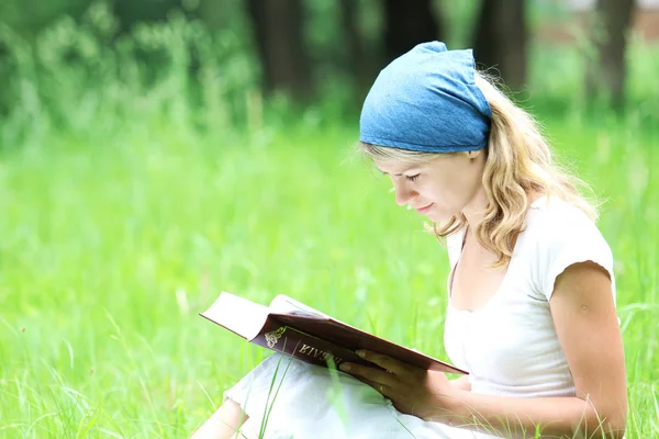 Jovem garota lendo a Bíblia — Fotografia de Stock