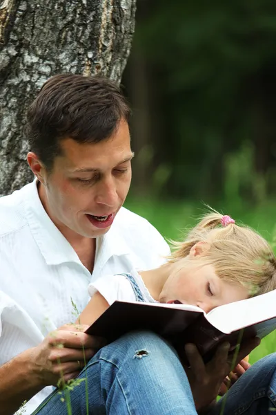 Padre e figlia che leggono la Bibbia — Foto Stock