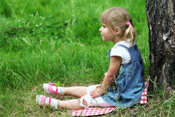 Красивая маленькая девочка на природе — стоковое фото