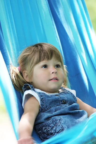 Meisje op een hangmat — Stockfoto