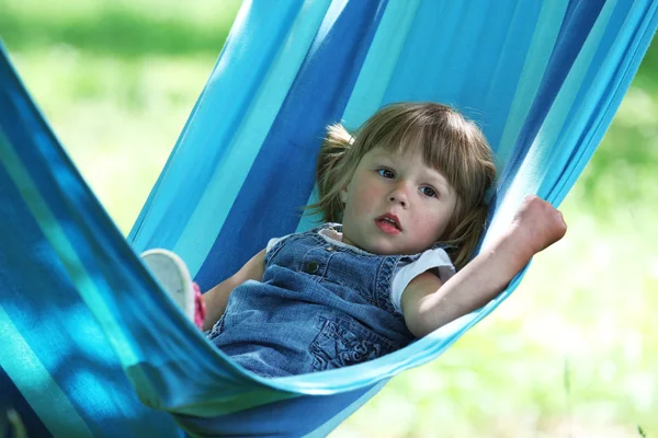 Kleines Mädchen auf einer Hängematte — Stockfoto