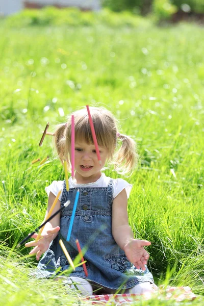 Une belle petite fille avec des crayons de dessin sur la nature — Photo
