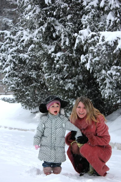 Famiglia nel parco in inverno — Foto Stock