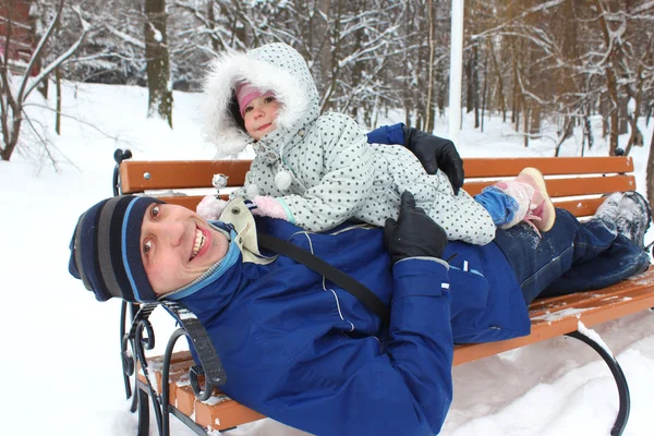 Familie în parc iarna — Fotografie, imagine de stoc