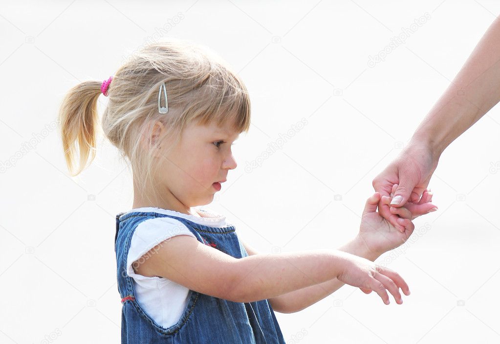 Mother gives the child's hand