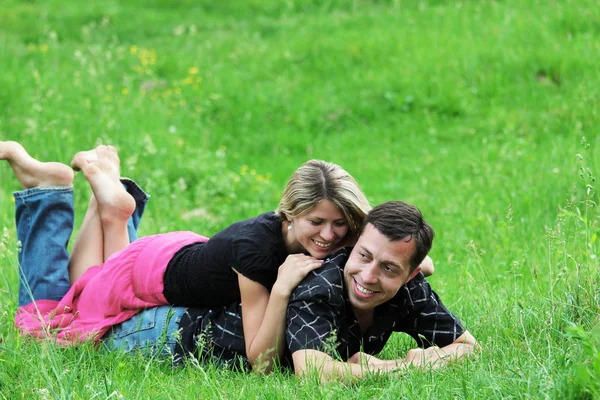 Una giovane coppia innamorata all'aperto — Foto Stock